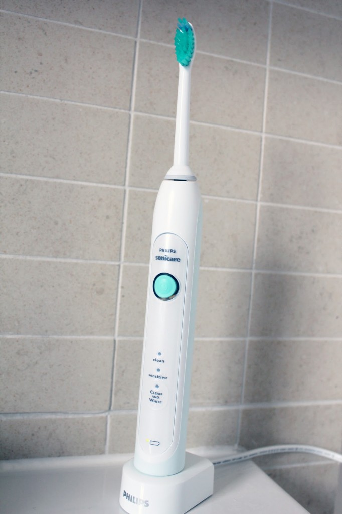 Philips-Sonicare-HealthyWhite-HX6731-02